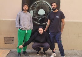 Alejandro Alarcón, Antonio Mérida y Saúl Roldán, en la puerta de la sala.