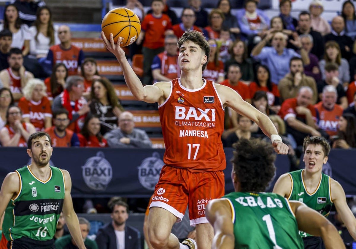 Mario Saint-Supéry penetra a canasta en el partido contra el Joventut.