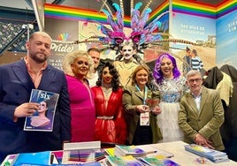 Los presentadores, Iván Gelibter y Xenon Spain, junto a la alcaldesa, Margarita del Cid, y varios artistas y y personalidades de Torremolinos, tras presentar la revista SIX