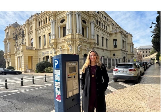 La viceportavoz de Vox, Yolanda Gómez, en la trasera del Ayuntamiento, con una máquina del SARE.