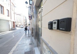 Candados de viviendas turísticas en el entorno de la Plaza de la Merced.