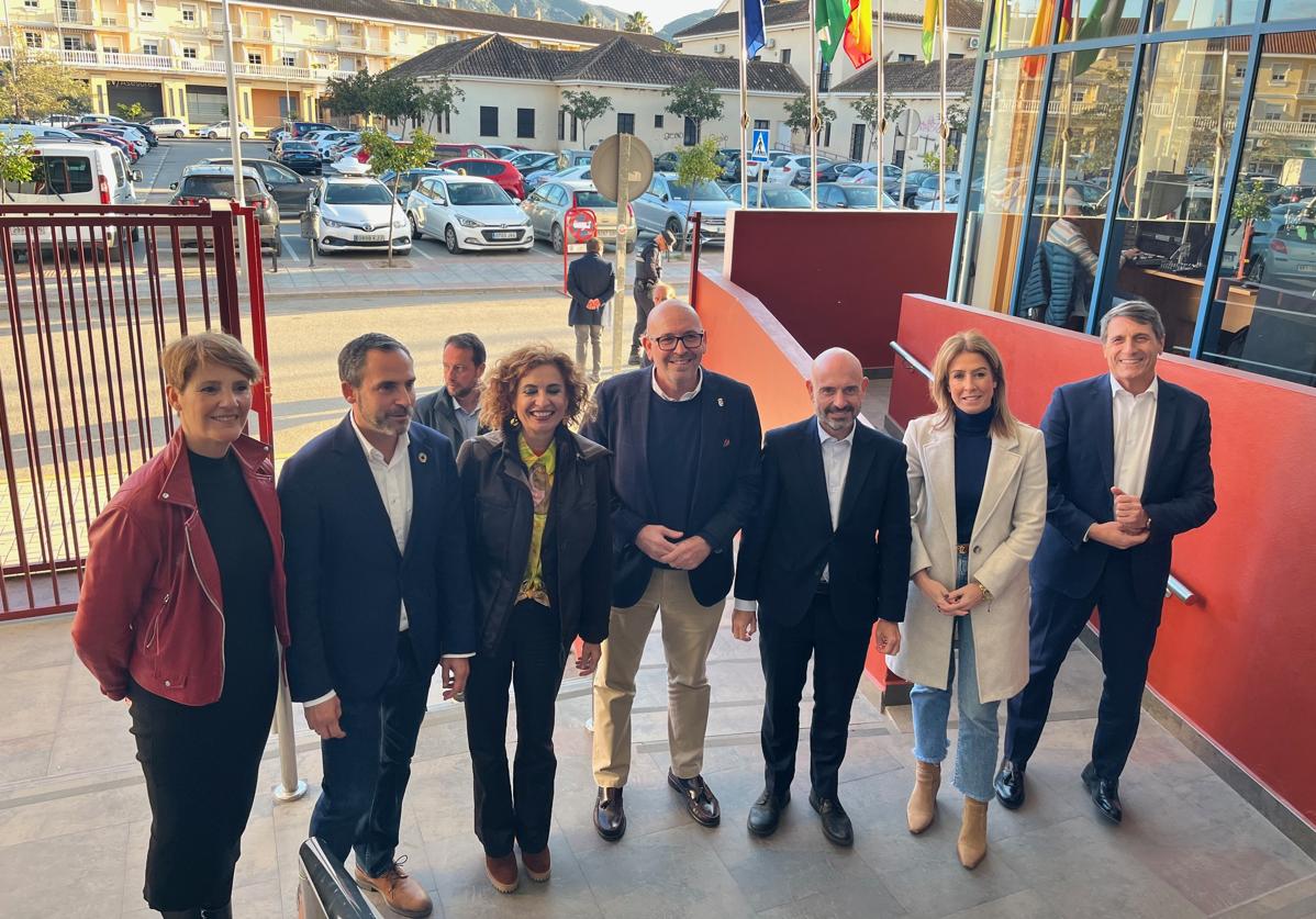 Emma Molina, Dani Pérez, María Jesús Montero, Jorge Gallardo, Javier Salas, Antonia García y Pedro Fernández, de izquierda a derecha, el viernes, en el acto en Cártama.