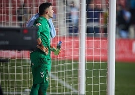 Alfonso Herrero, con su botella en el partido del lunes en Anduva.