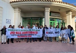 El Sindicato Médico de Málaga ha celebrado esta mañana una concentración en señal de protesta en la entrada del centro de atención primaria.