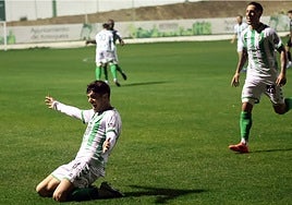 Juanmi Carrión celebra su gol del triunfo del Antequera, anoche en El Maulí.