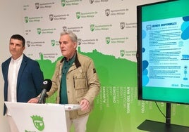 Presentación de los bonos de transporte en Vélez-Málaga, este viernes en el Ayuntamiento.