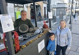 Juan e Isabel, junto con su nieto Yeray, en su puesto.