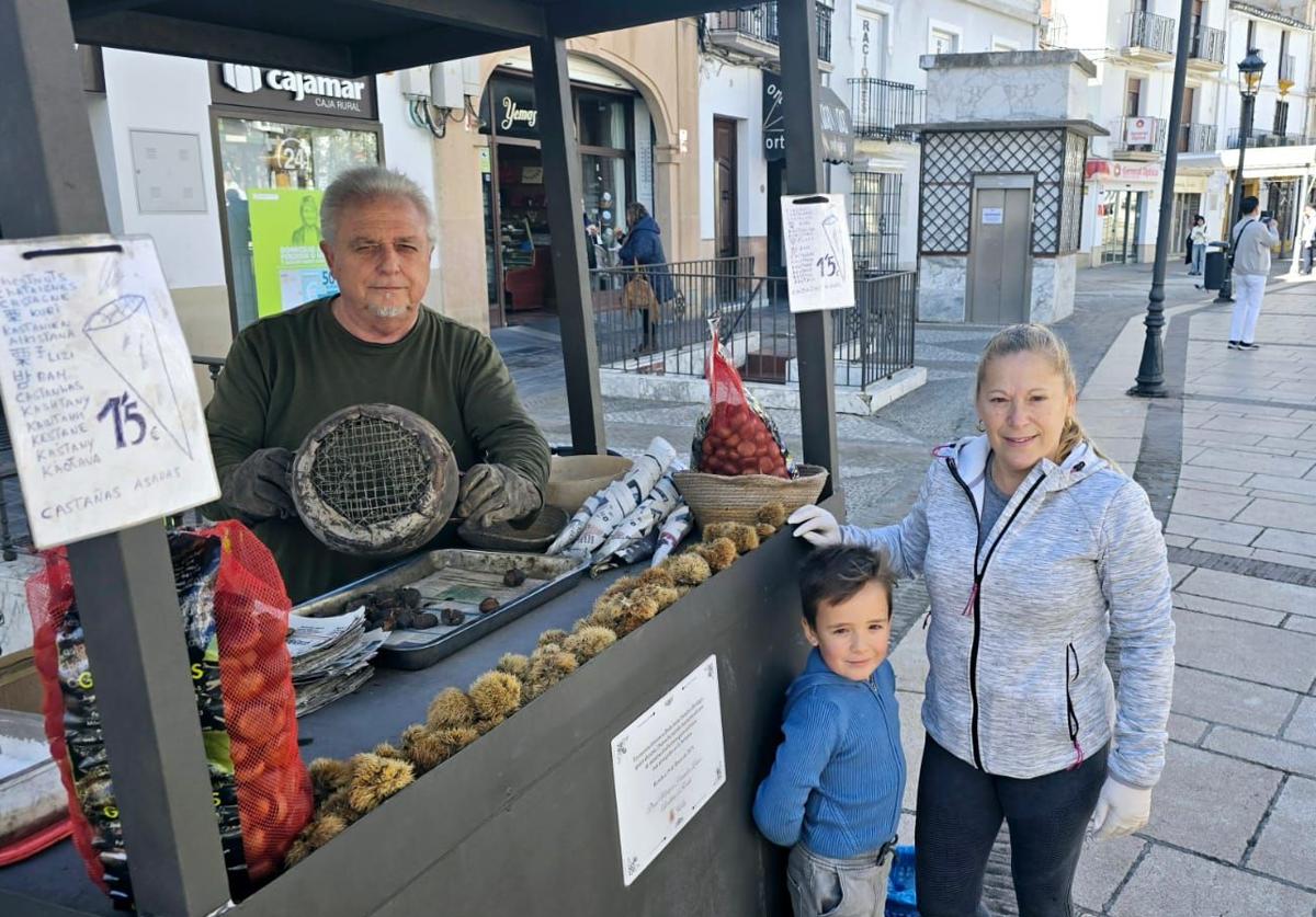 Juan e Isabel, junto con su nieto Yeray, en su puesto.