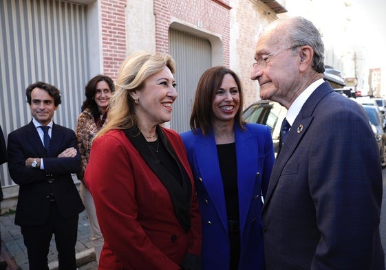 Carolina España, Rocío Díaz y Francisco de la Torre, esta mañana en Málaga.