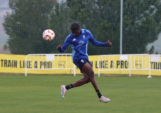 Moussa, en uno de sus primeros entrenamientos como jugador del Marbella.