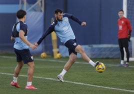 Baturina dispara a portería durante un reciente entrenamiento del Málaga.