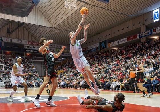 Balcerowski, anotando una canasta en Fontajau, este sábado ante el Básquet Girona.