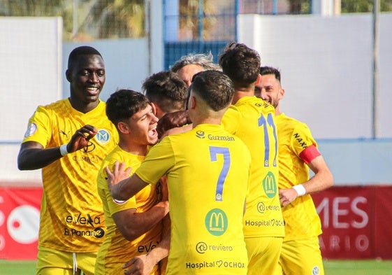 El Marbellí celebra el 0-1, de Joselinho.