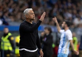 Sergio Pellicer, dando instrucciones a sus futbolistas en el partido frente al Zaragoza.