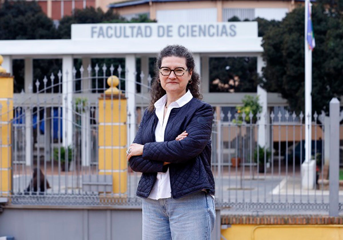 Mercedes Siles Molina, en el jardín botánico que se encuentra al lado de la entrada a la Facultad de Ciencias.