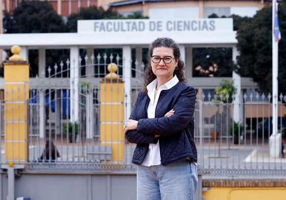 Mercedes Siles Molina, en el jardín botánico que se encuentra al lado de la entrada a la Facultad de Ciencias.