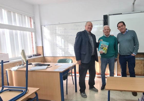 Carlos Crespi, Mariano Alba, que muestra uno de los ejemplares del libro, y Fernando Alonso, en una de las aulas del centro.