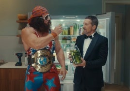 Antonio Banderas, junto al doble de Randy Savage, en la previa al anuncio que se estrena en la Super Bowl.