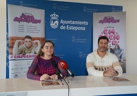 La concejala de Juventud de estepona, Julia Simón, y el coordinador de la actividad Álvaro García.