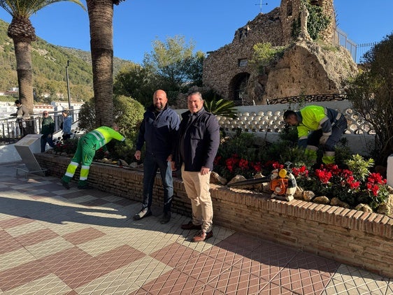 El concejal posa delante de una zona ajardinada de Mijas.