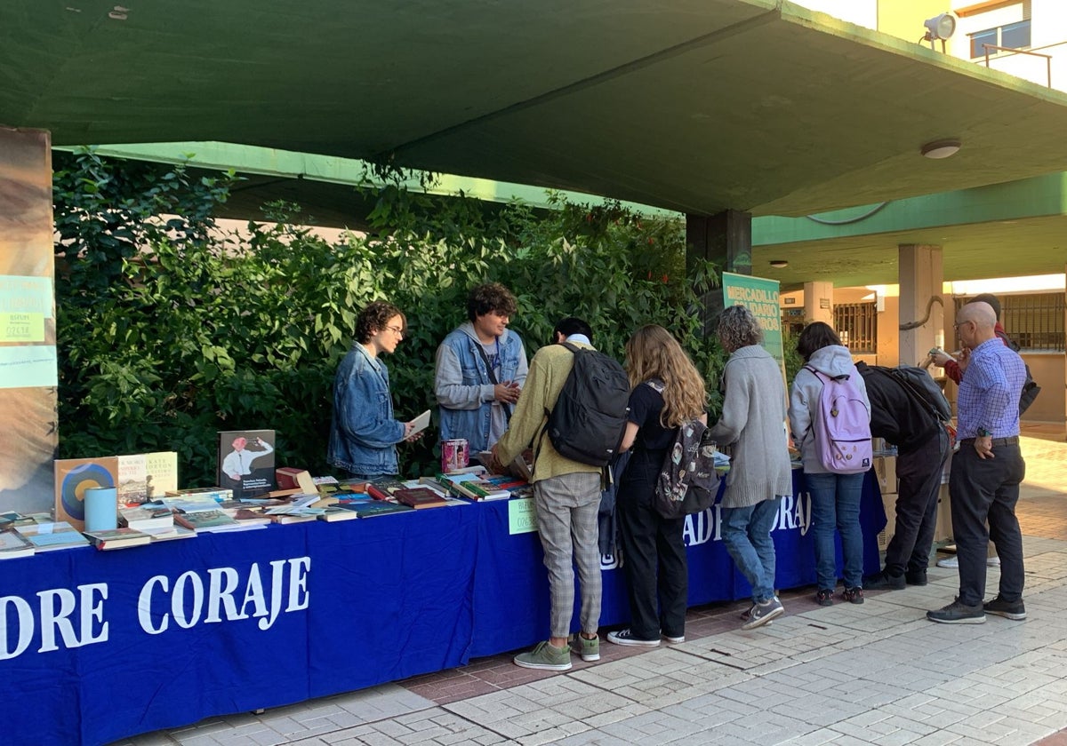 Voluntarios de la UMA en el Mercadillo Solidario de Libros con Madre Coraje.