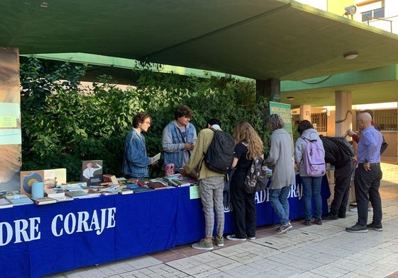 Voluntarios de la UMA en el Mercadillo Solidario de Libros con Madre Coraje.