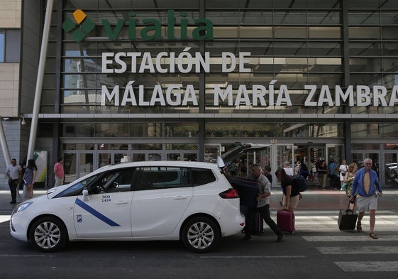 Un taxi recoge viajeros en la estación María Zambrano.