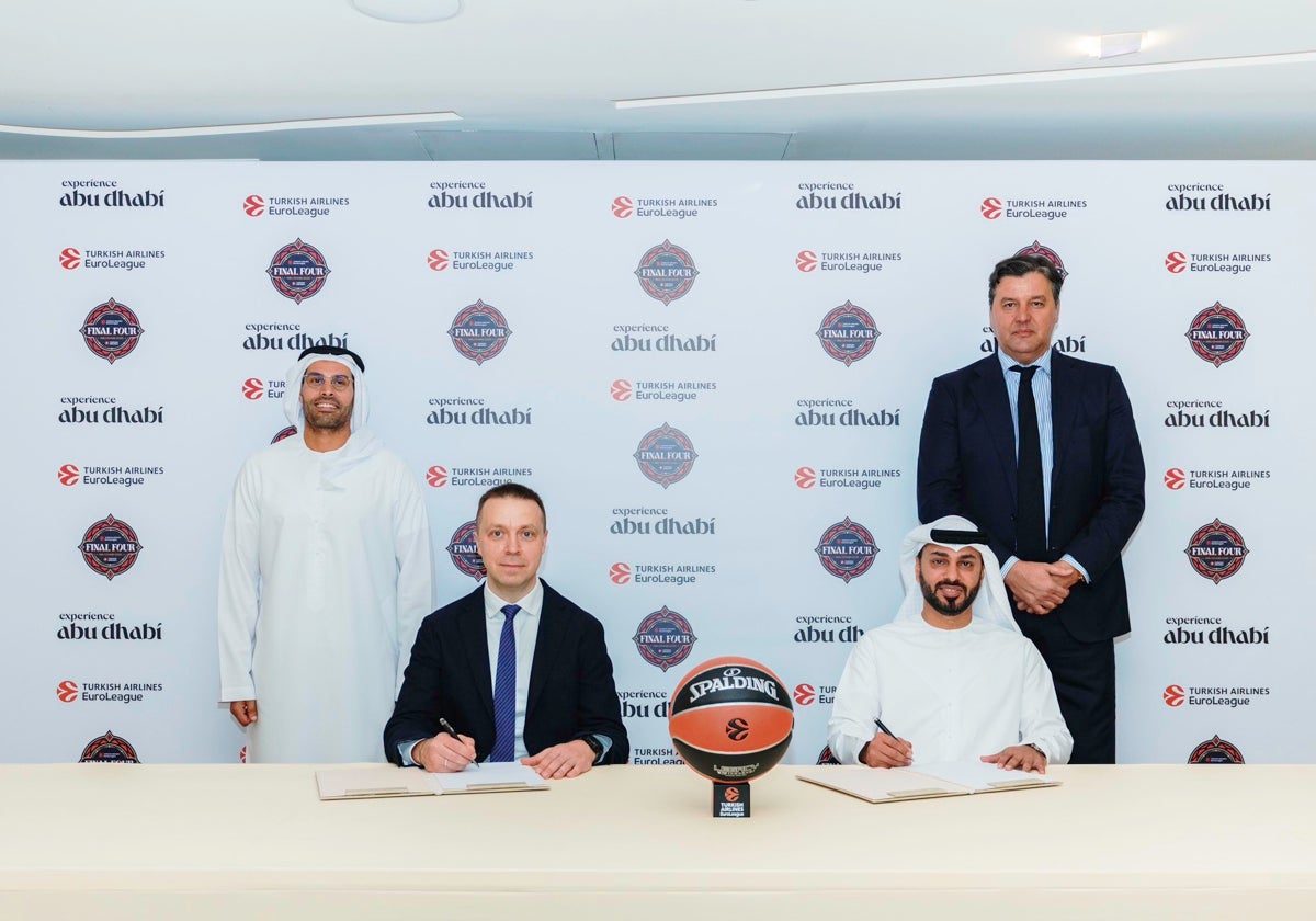 Instante de la firma del acuerdo de la Euroliga para la Final Four de Abu Dabi.