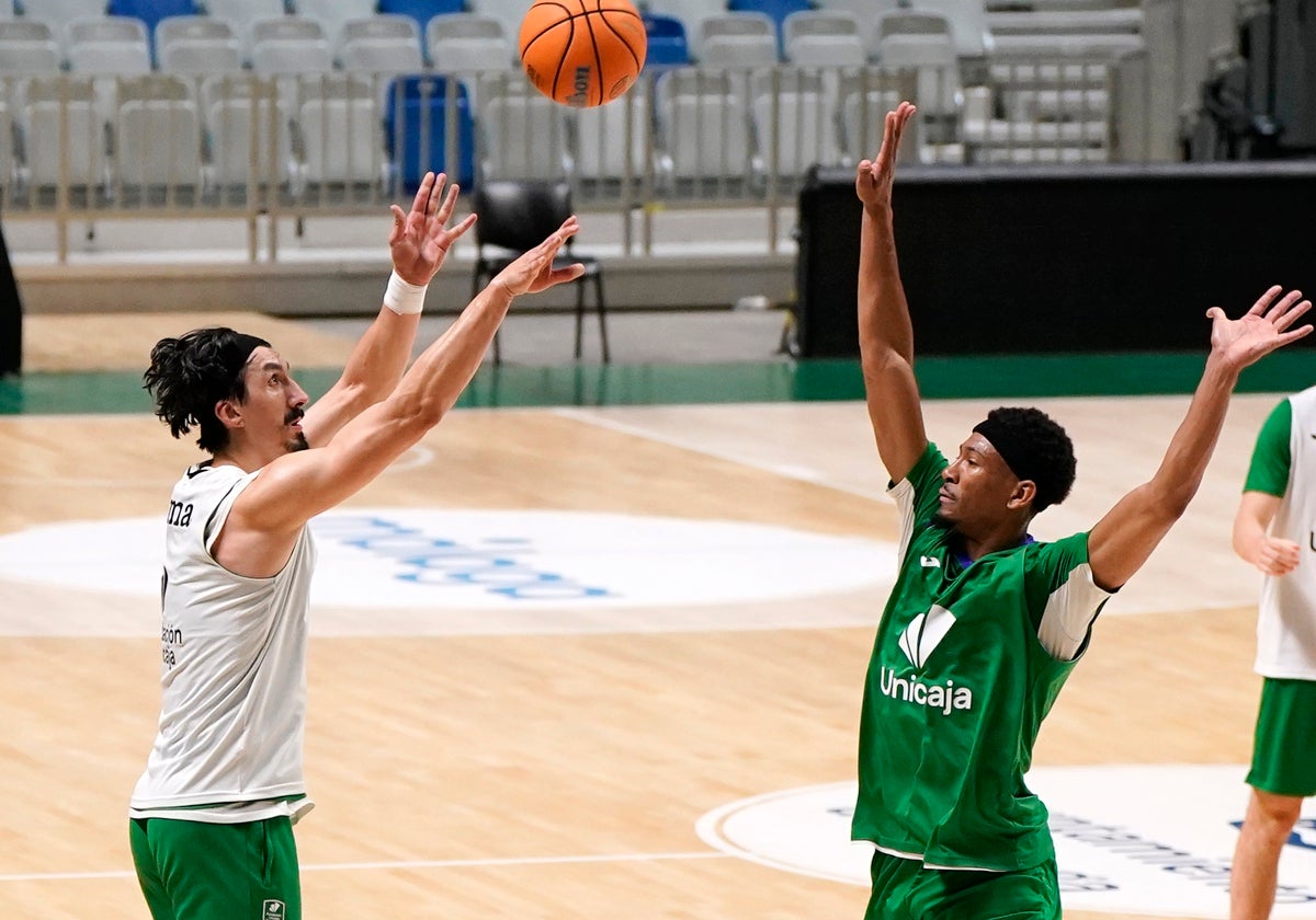 Djedovic lanza a canasta en el entrenamiento de ayer ante Taylor.