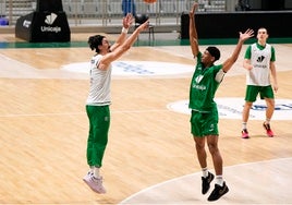 Djedovic lanza a canasta en el entrenamiento de ayer ante Taylor.