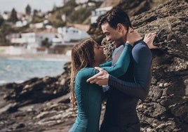 Nicole Wallace y Gabriel Guevara, en una escena de 'Culpa tuya' rodada en la Costa del Sol.