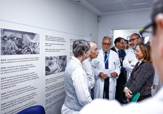 Navarro, junto al gerente del Regional, José Antonio Ortega, y asociaciones de pacientes