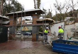 El Ayuntamiento de Málaga repara el arco de entrada al Balneario de los Baños del Carmen