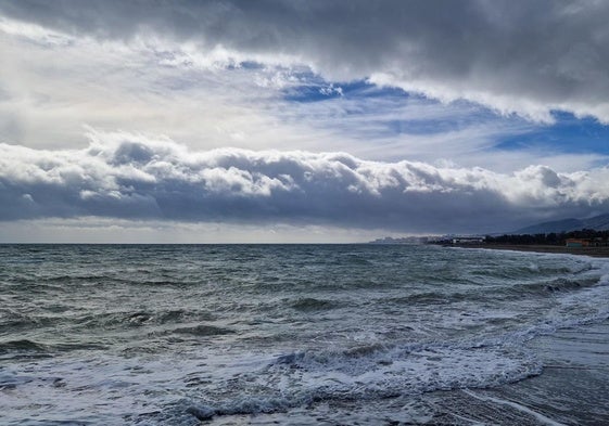 Nubes en Guadalmar, ayer.