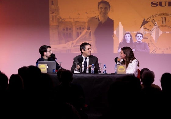 Curro Fernández Sibaja, Juan Manuel Sánchez La Chica y Ana Pérez-Bryan, durante la grabación en directo de 'Memoria SUR', ayer en el Centro Cultural La Malagueta.