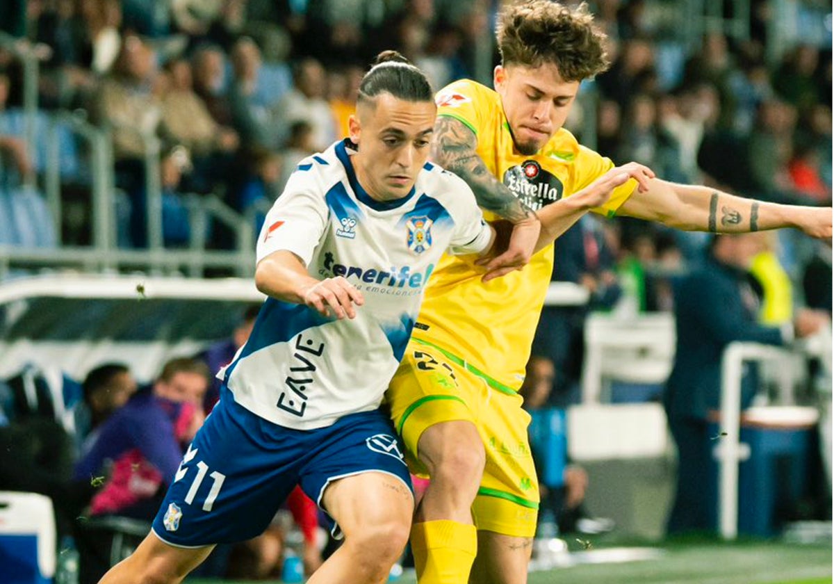 Luismi Cruz, del Tenerife, y Mario Soriano, del Deportivo, pugnan por un balón.