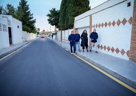 La alcaldesa, con concejales del equipo de Gobierno, visita la calle tras la reforma.