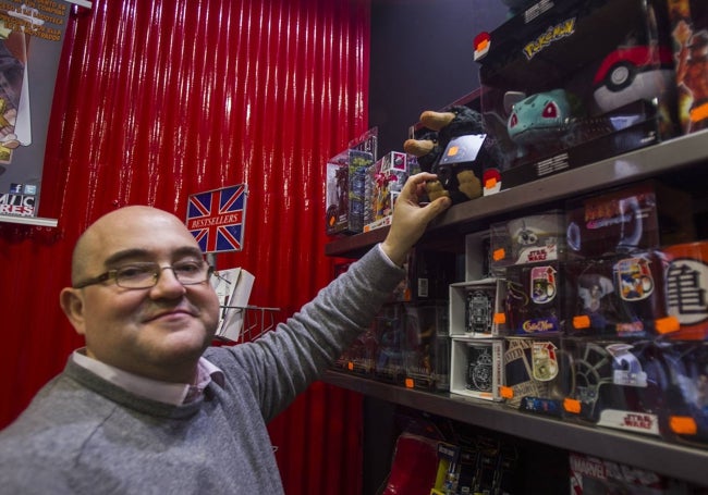 Miguel Ángel Díaz, en la sección de merhandising de la librería Cómic Store.