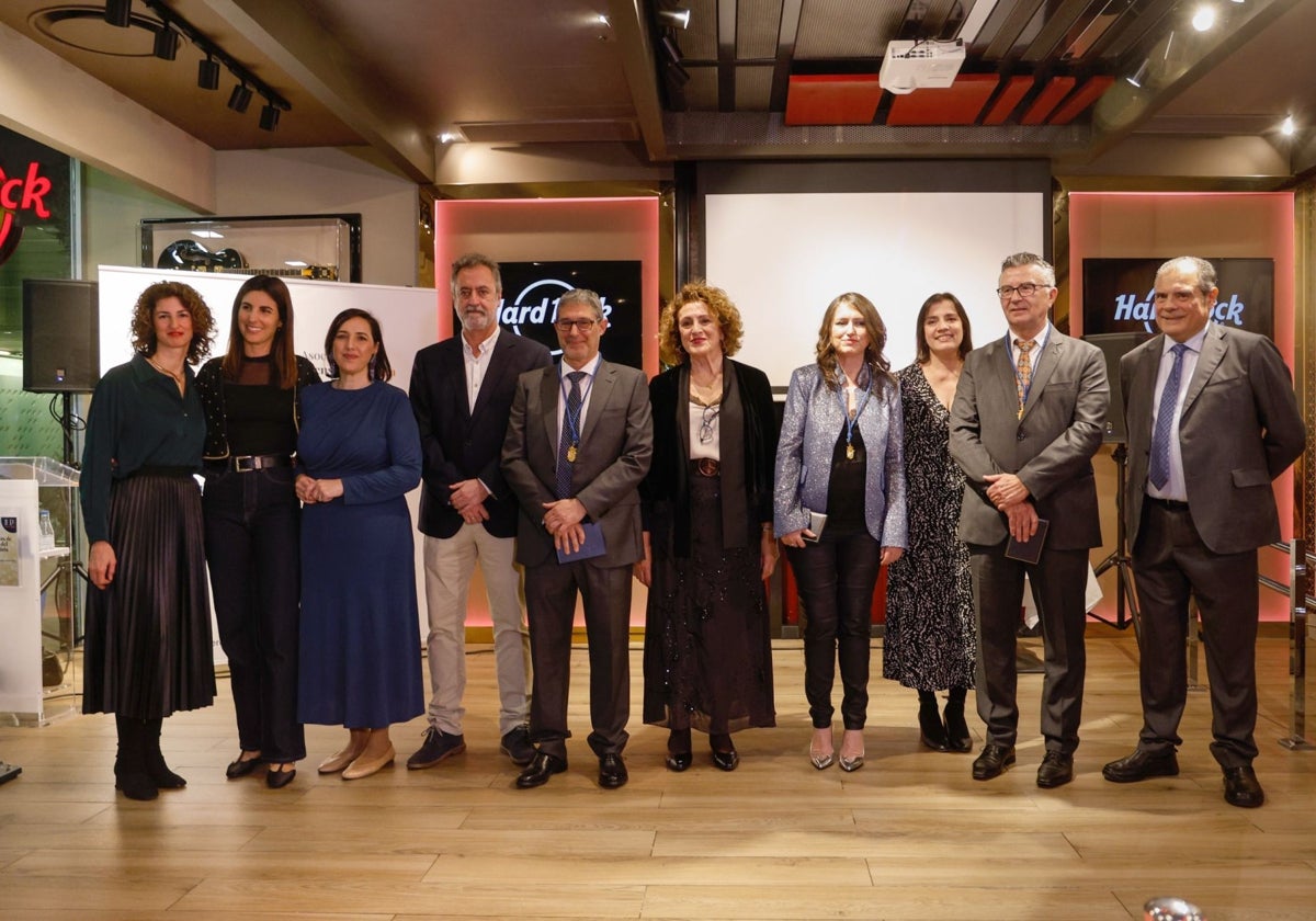 Representantes de la Asociación de la Prensa de Málaga con los tres premiados.