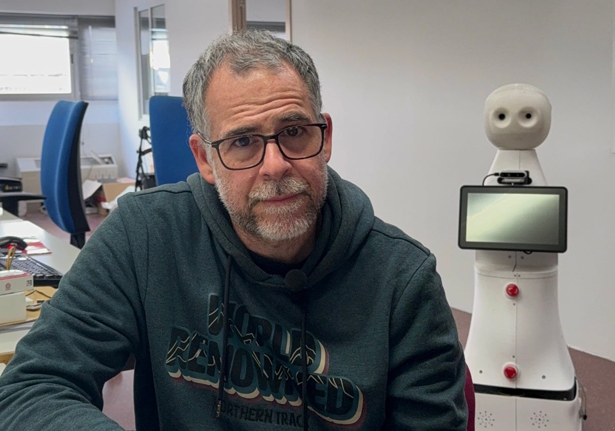 El líder del proyecto Campero, Juan Pedro Bandera, junto al robot que han diseñado en laboratorio.