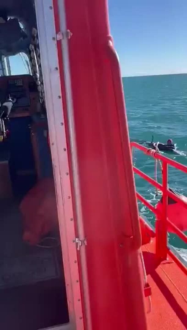 Así ha sido el rescate de un windsurfista de 74 años a la deriva frente a la playa del Peñón del Cuervo en Málaga