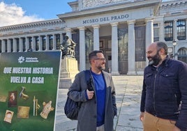 José Ignacio García, a la izquierda, frente al Museo del Prado.