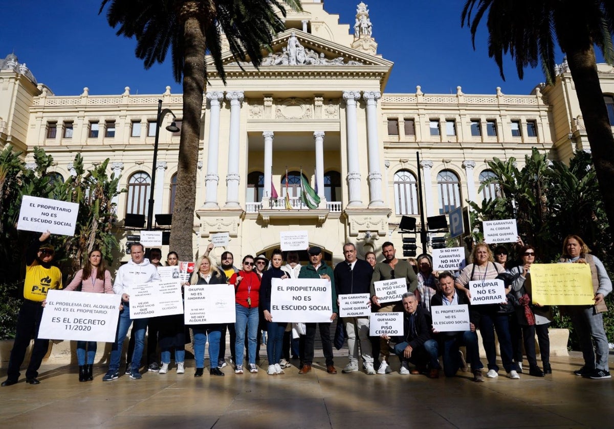 Concentración de propietarios afectados por el decreto antideshaucios del Gobierno.