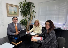 La alcaldesa, Ángeles Muñoz, ha recibido al presidente de Mancomunidad, Manuel Cardeña, y a la consejera delegada de Acosol, Matilde Mancha.