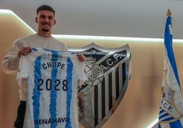 Chupete, con una camiseta conmemorativa de su renovación en las oficinas del Málaga.