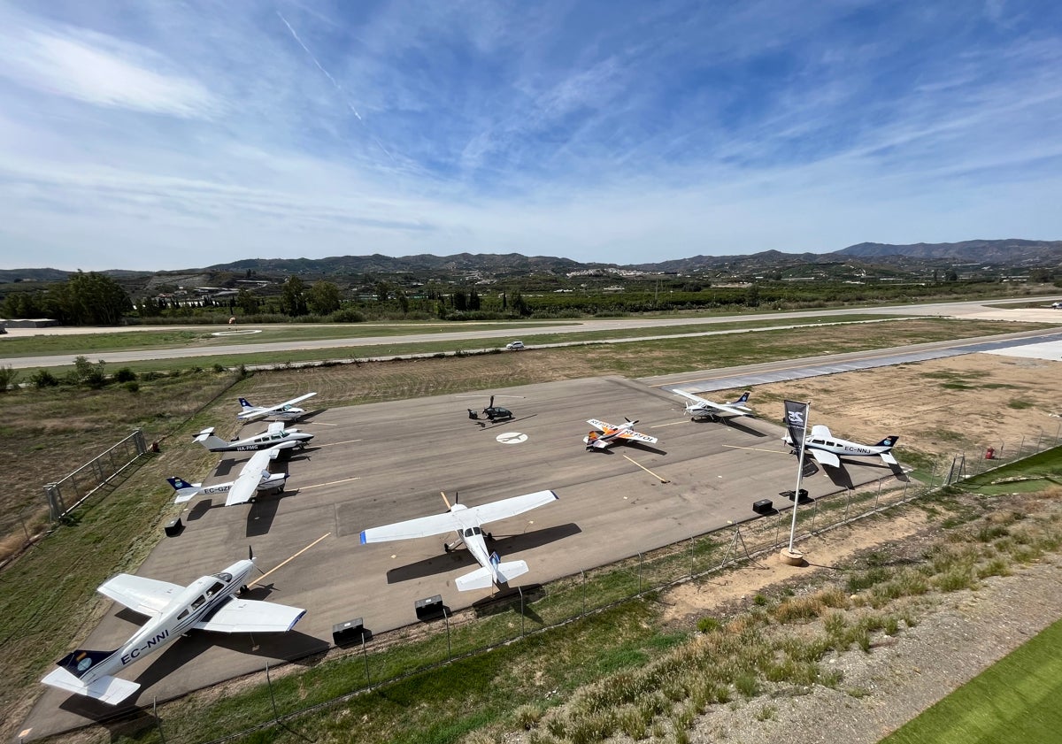 Imagen principal - Tres imágenes de las instalaciones de la academia de pilotos Aerdynamics en Vélez-Málaga.