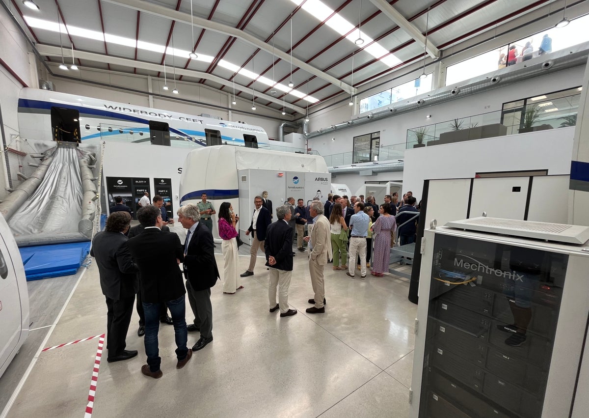 Imagen secundaria 1 - Tres imágenes de las instalaciones de la academia de pilotos Aerdynamics en Vélez-Málaga.