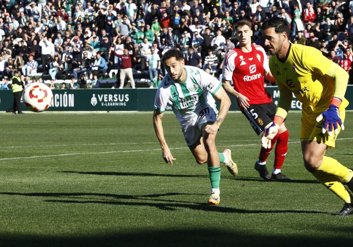 Juanmi Carrión celebra su gol del triunfo del Antequera, anoche en El Maulí.