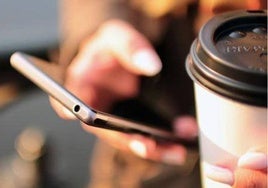 Despiden a un hombre por poner una imagen subida de tono en la foto de perfil del whatsapp de la empresa y consigue una indemnización de 9.000 euros
