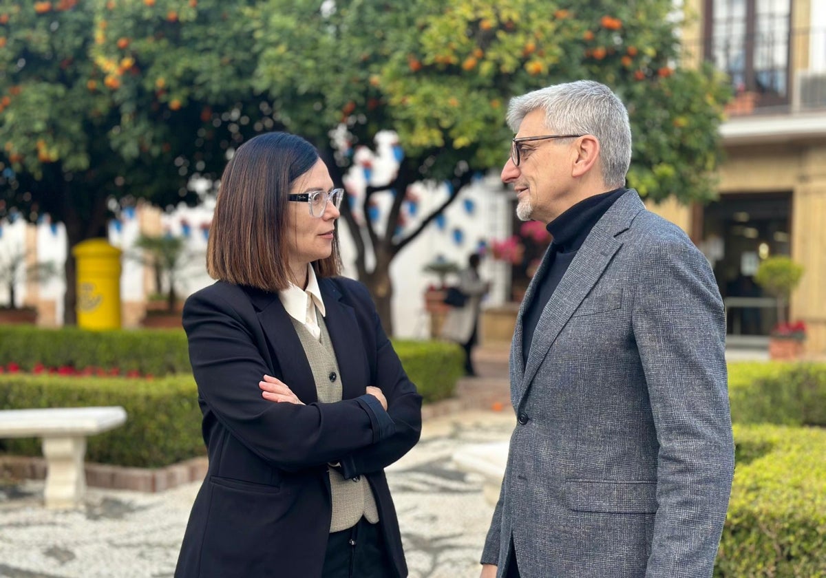 La portavoz del Grupo Municipal Socialista y diputada nacional, Isabel Pérez y el parlamentario andaluz Josele Aguilar.